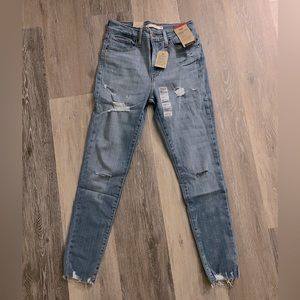 Women’s / Junior’s Levi’s hi-rise jeans